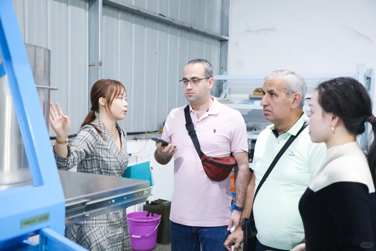 Customers visit the LED light strip factory to explore new opportunities for cooperation